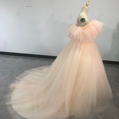 柔らかく重ねたチュールスカート ドレス 薄シャンパンの色 オフショル  