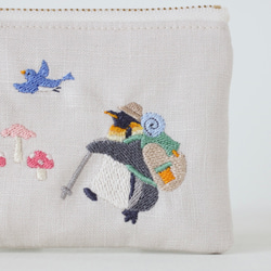 ペンギンの山登り　刺繍ミニポーチ 2枚目の画像