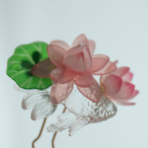 プラ板 蓮に遊ぶ錦鯉のかんざし 髪飾り ヘアアクセサリー 簪 金魚 夏