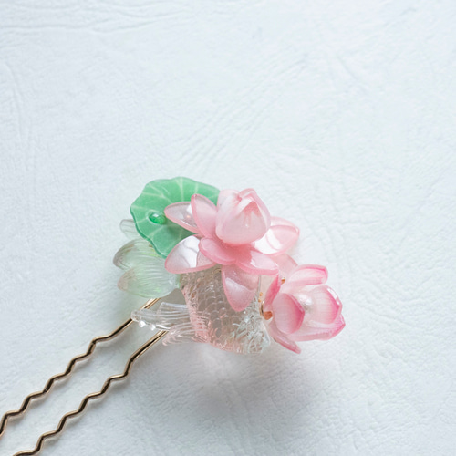 プラ板 蓮に遊ぶ錦鯉のかんざし 髪飾り ヘアアクセサリー 簪 金魚 夏