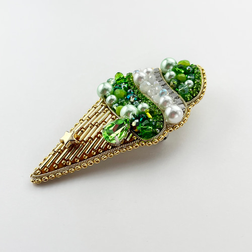 薄緑色のビーズ刺繍チュチュ ビーズ刺繍_ソフトクリームのブローチ（Green） ブローチ Zatto 通販
