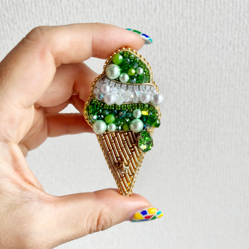 ビーズ刺繍_ソフトクリームのブローチ（Green） ブローチ Zatto 通販