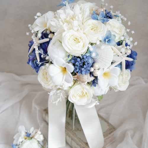 ウェディングブーケ　ブーケ　ブートニア　シルバーブルーホワイト　結婚式 プルメリアとパールのホワイト×ブルー ラウンドブーケ＊ウェディング