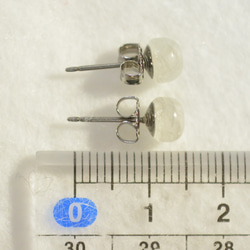 （獨一無二）彩虹月光石耳釘 6 毫米（鈦柱） 第5張的照片