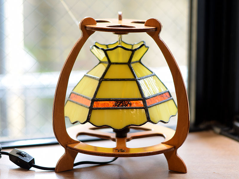 ステンドグラス・3本足木枠の6面ランプ 676