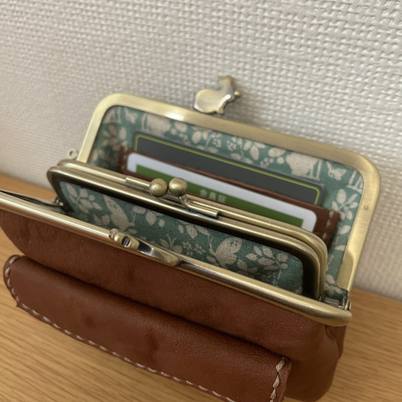 ぱかっと開くとお部屋が3つの親子がまぐち♪外ポッケが付いたうさぎ口金の四角い本革ミニ財布 7枚目の画像