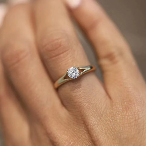 newデザイン】輝く ブリリアントラウンド モアサナイト リング k18YG  