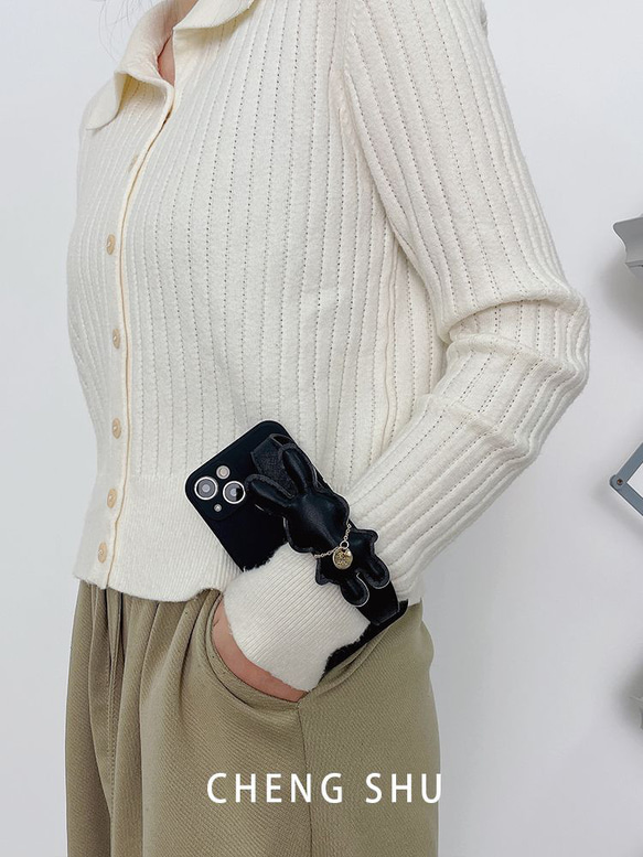 スマホショルダー 多機種対応 黒ウサギ スマホケース ストラップ付け  iphoneケース huaweiケース 4枚目の画像