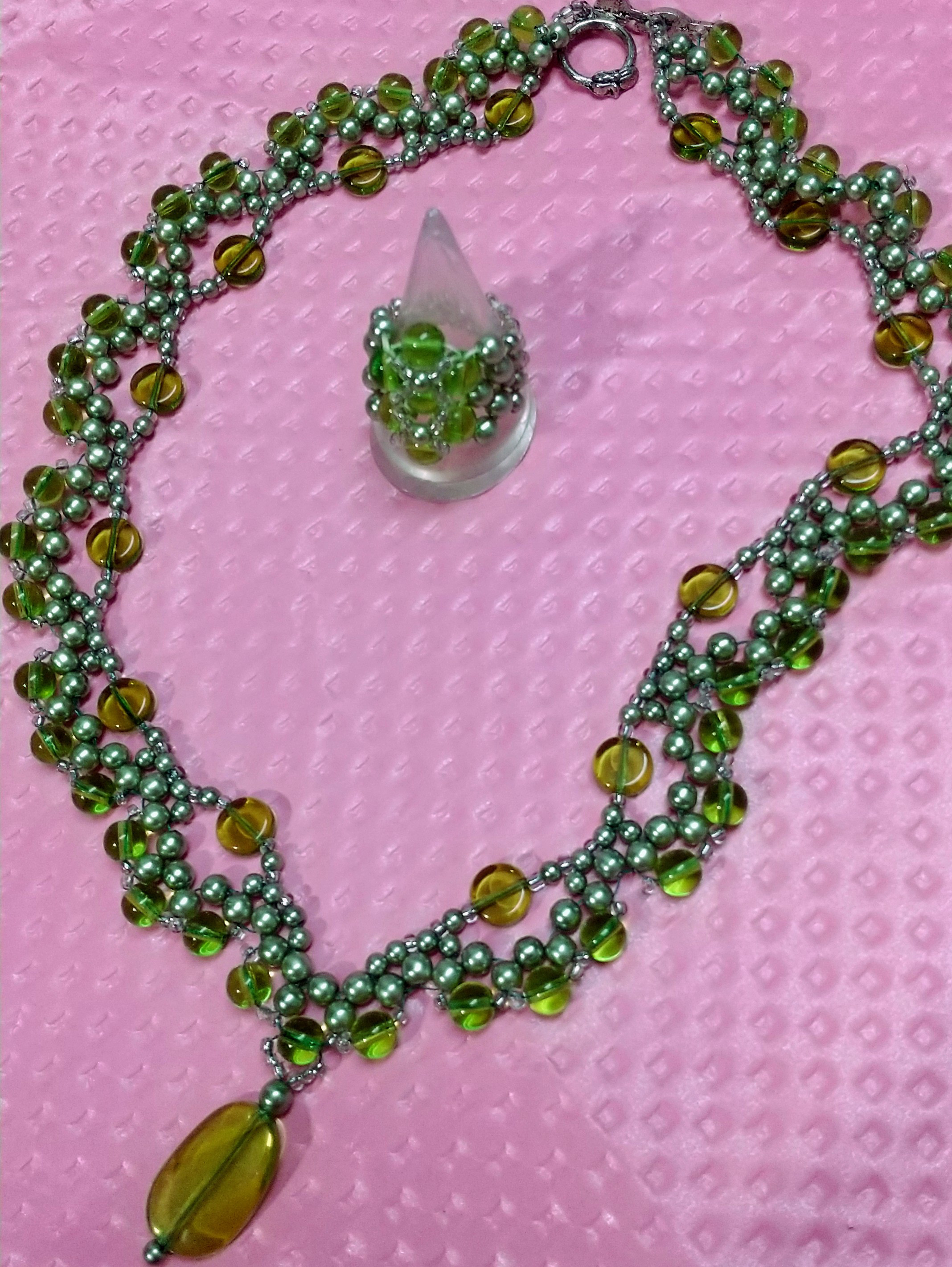 若草色のビーズネックレスとリングセット　パーティー結婚式に　軽い