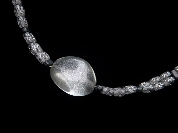チェコガラスのネックレス：ancient moon 5枚目の画像