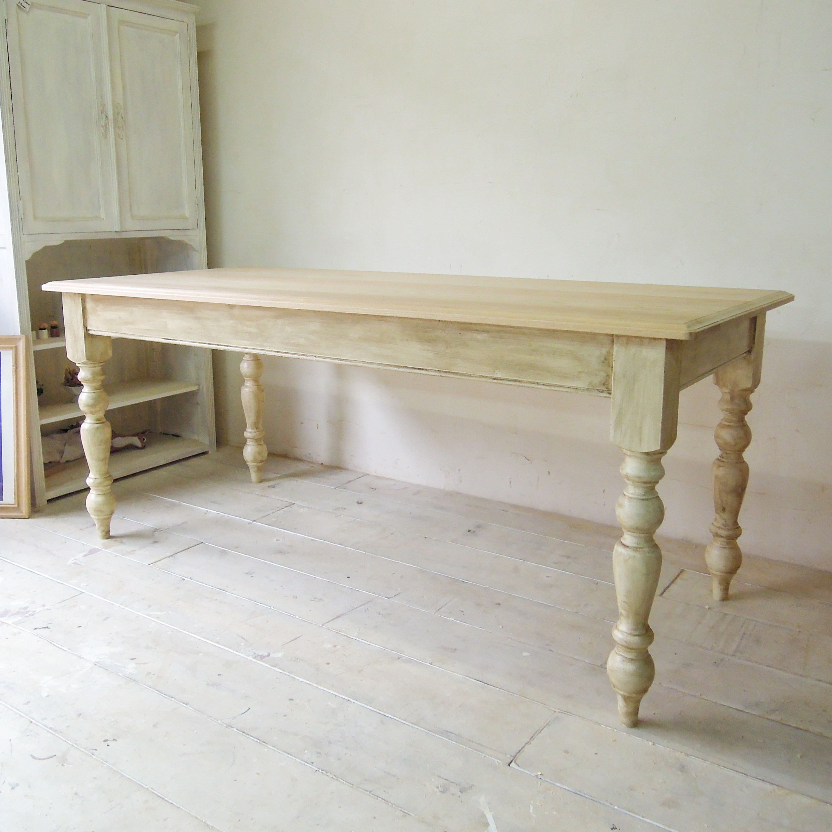 おしゃれなダイニングテーブルcountry 輸入住宅向けターンドレッグテーブル アンティーク調ろくろ足 ホワイトアッシュ