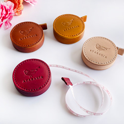 本革包み 手染めの丸いメジャー（全８色）　背面に文字入れ刻印可能☆150ｃｍまで測れるストッパー付きメジャー 2枚目の画像