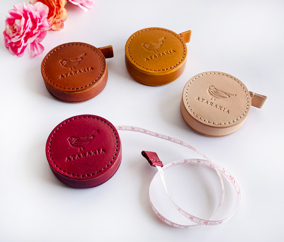 本革包み 手染めの丸いメジャー（全８色）　背面に文字入れ刻印可能☆150ｃｍまで測れるストッパー付きメジャー 2枚目の画像