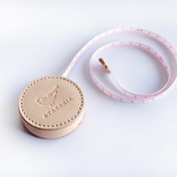 本革包み 手染めの丸いメジャー（全８色）　背面に文字入れ刻印可能☆150ｃｍまで測れるストッパー付きメジャー 6枚目の画像