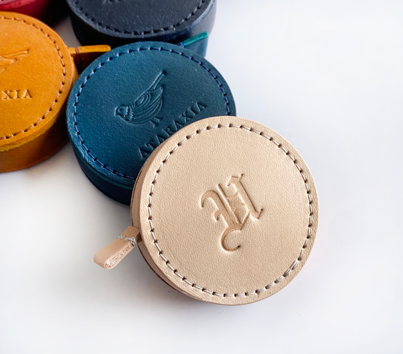 本革包み 手染めの丸いメジャー（全８色）　背面に文字入れ刻印可能☆150ｃｍまで測れるストッパー付きメジャー 9枚目の画像