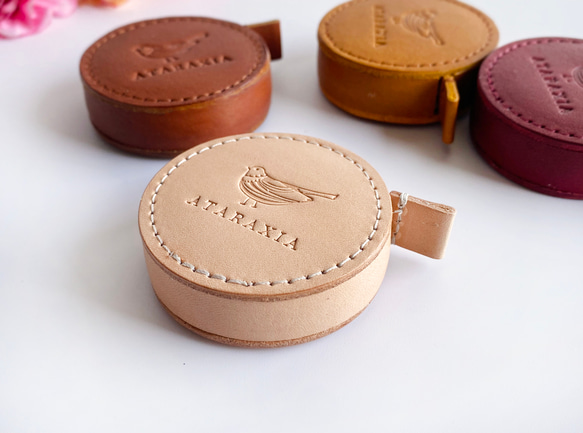 本革包み 手染めの丸いメジャー（全８色）　背面に文字入れ刻印可能☆150ｃｍまで測れるストッパー付きメジャー 5枚目の画像