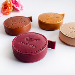 本革包み 手染めの丸いメジャー（全８色）　背面に文字入れ刻印可能☆150ｃｍまで測れるストッパー付きメジャー 3枚目の画像