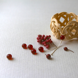 ブレスレット＿cranberry / rattan  bracelet / 籐のブレスレット ヴィンテージビーズ 1枚目の画像