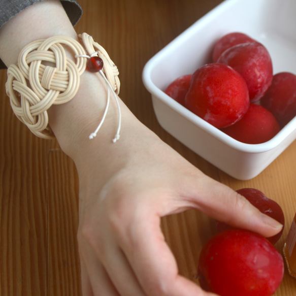 ブレスレット＿cranberry / rattan  bracelet / 籐のブレスレット ヴィンテージビーズ 7枚目の画像