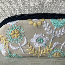 北欧のお花刺繍のメガネケース・ペンケース マチあり 2枚目の画像