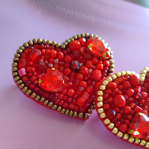 【ペパーミントヨーゼフ】オートクチュールビーズ刺繍　赤ハートピアス&PIN 赤いハートのビーズ刺繍ブローチ ブローチ snow garden 通販
