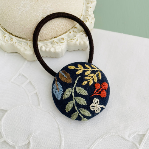 カラーリーフの刺繍ヘアゴム＊紺＊くるみボタン ヘアゴム