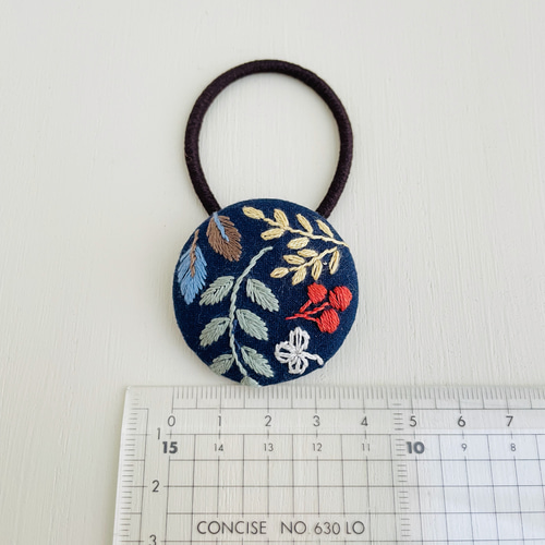 ❁hAnafany❁(専用) くるみボタン　鳥刺繍　ヘアゴム カラーリーフの刺繍ヘアゴム＊紺＊くるみボタン ヘアゴム
