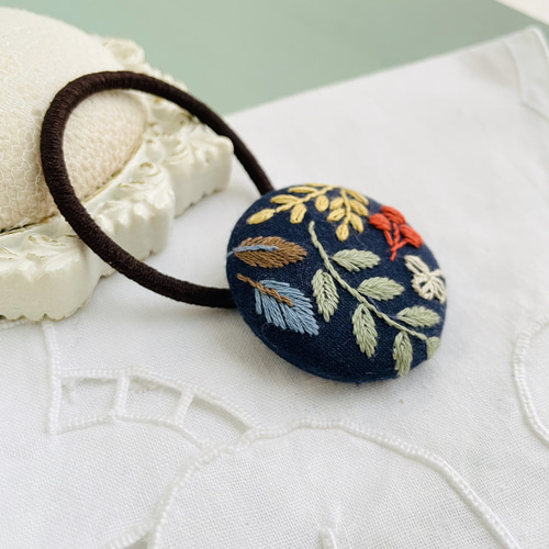 カラーリーフの刺繍ヘアゴム＊紺＊くるみボタン ヘアゴム