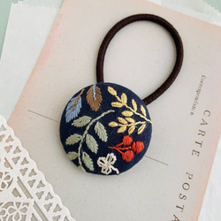 カラーリーフの刺繍ヘアゴム＊紺＊くるみボタン ヘアゴム