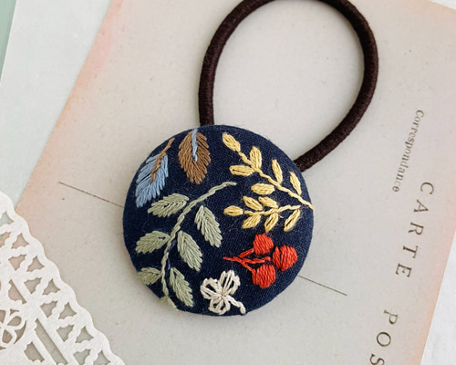 カラーリーフの刺繍ヘアゴム＊紺＊くるみボタン ヘアゴム