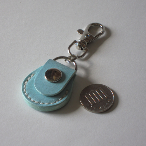 □ 100円玉サイズお守りホルダー：空色□約W32xD12xH36（革部分）・84