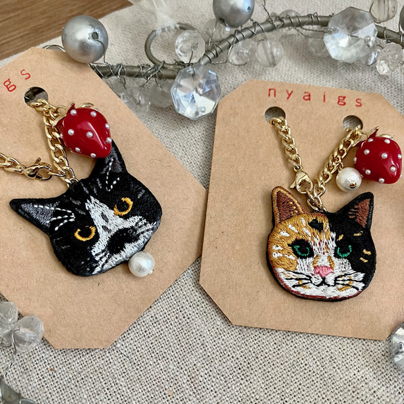 大きい粒いちごと猫さん刺繍のバッグチャーム✩.*˚ 4枚目の画像