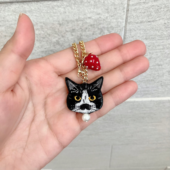 大きい粒いちごと猫さん刺繍のバッグチャーム✩.*˚ 2枚目の画像