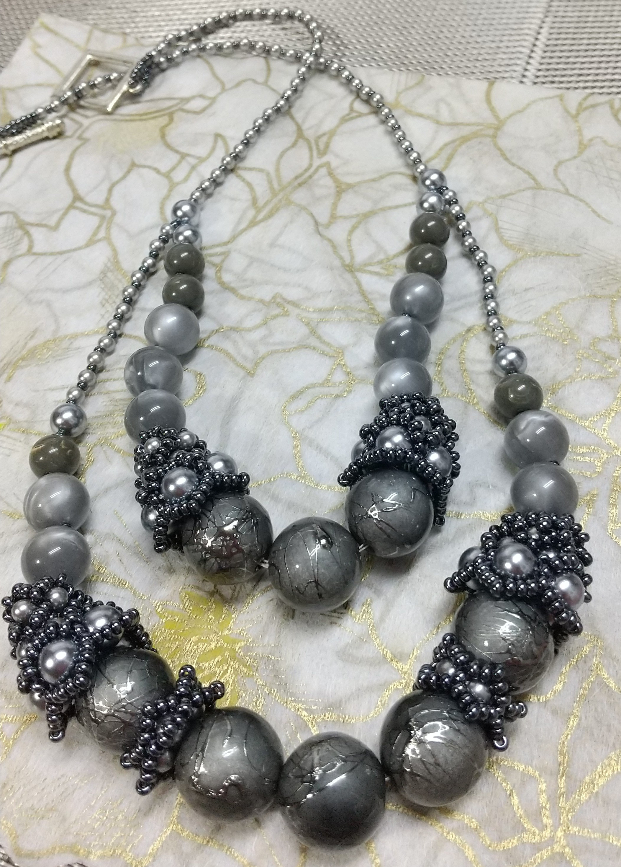 二連風パールのビーズネックレス　パーティー結婚式に　軽い