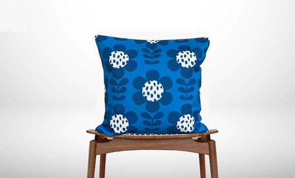 森林坐墊抽象花卉設計背藍色 – 絲柏香味 – 第1張的照片
