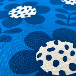 森林坐墊抽象花卉設計背藍色 – 絲柏香味 – 第6張的照片