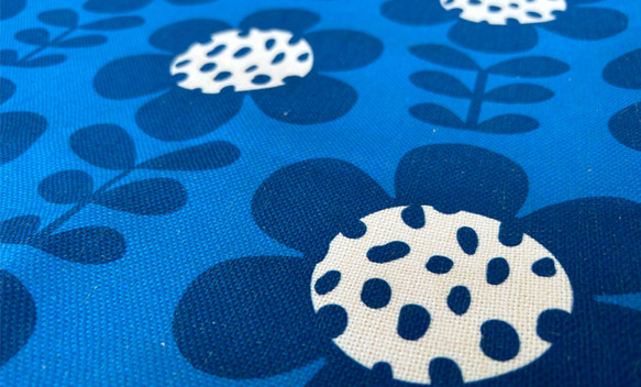 森林坐墊抽象花卉設計背藍色 – 絲柏香味 – 第6張的照片