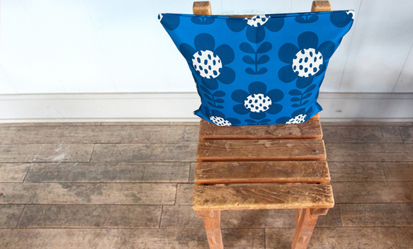 森林坐墊抽象花卉設計背藍色 – 絲柏香味 – 第2張的照片