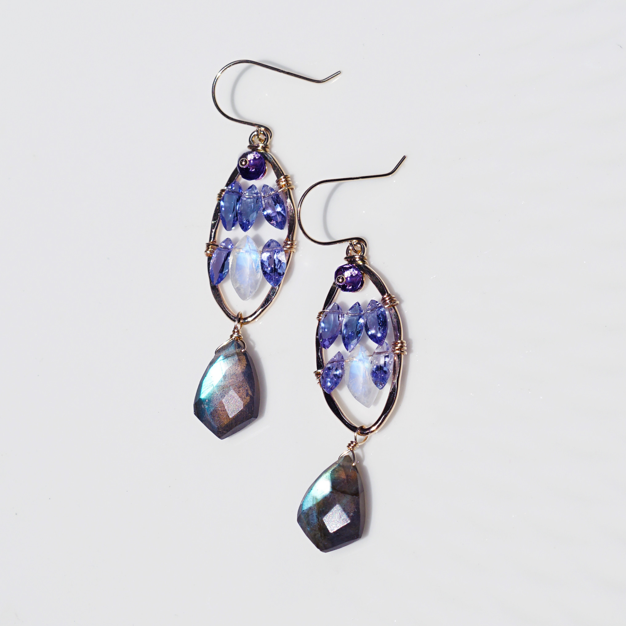 タンザナイトとラブラドライトによる宝石の魚ピアス・サージカルステンレス　～Jewelry fish