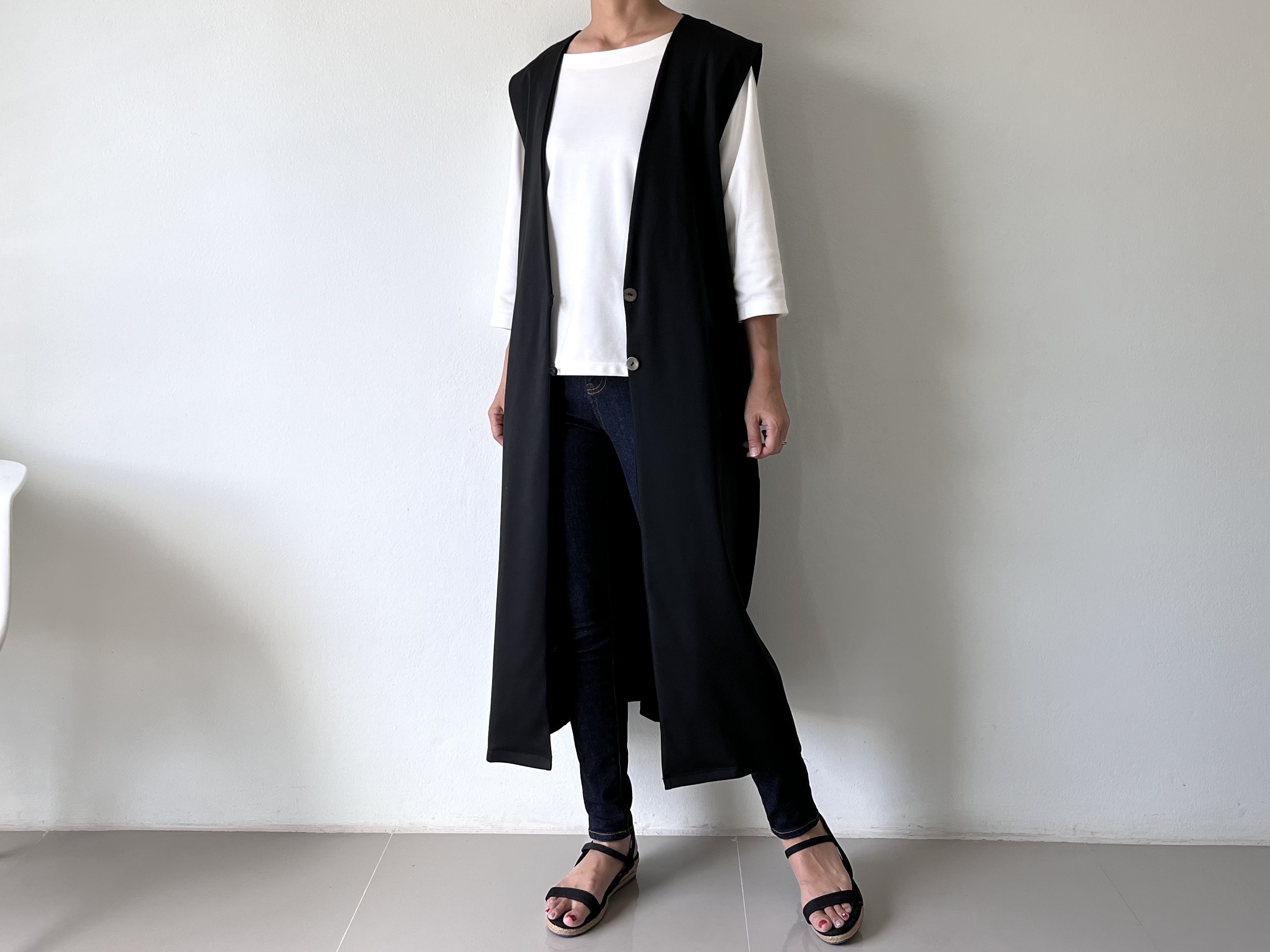 オールシーズン使える　かっこいいロングジレ　黒　ポンチ素材　　ストレッチ