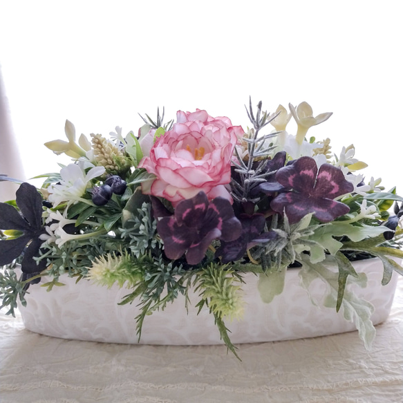 ラナンキュラスと白い小花のテーブルフラワー/造花/置き物/陶器 8枚目の画像