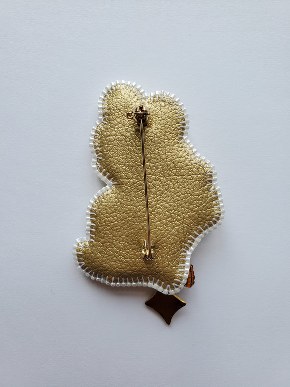 オーダー完成品　カエルの王様のビーズ刺繍ブローチ 3枚目の画像