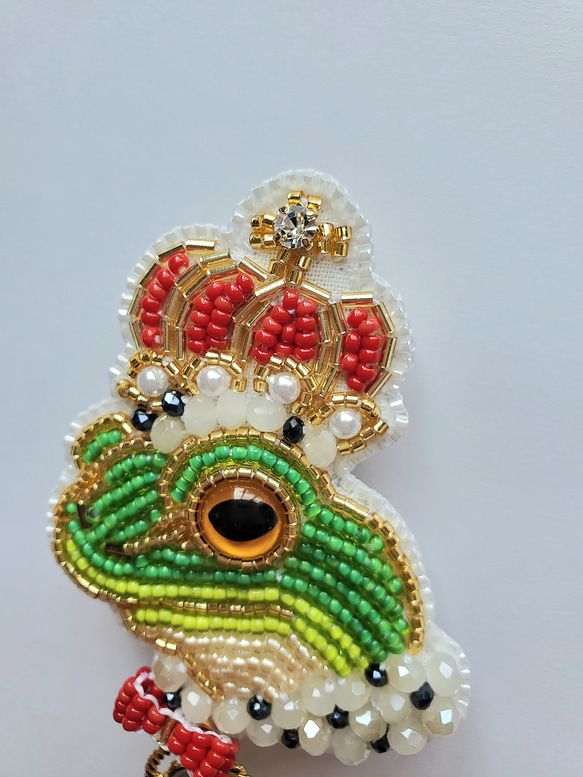 オーダー完成品　カエルの王様のビーズ刺繍ブローチ 5枚目の画像