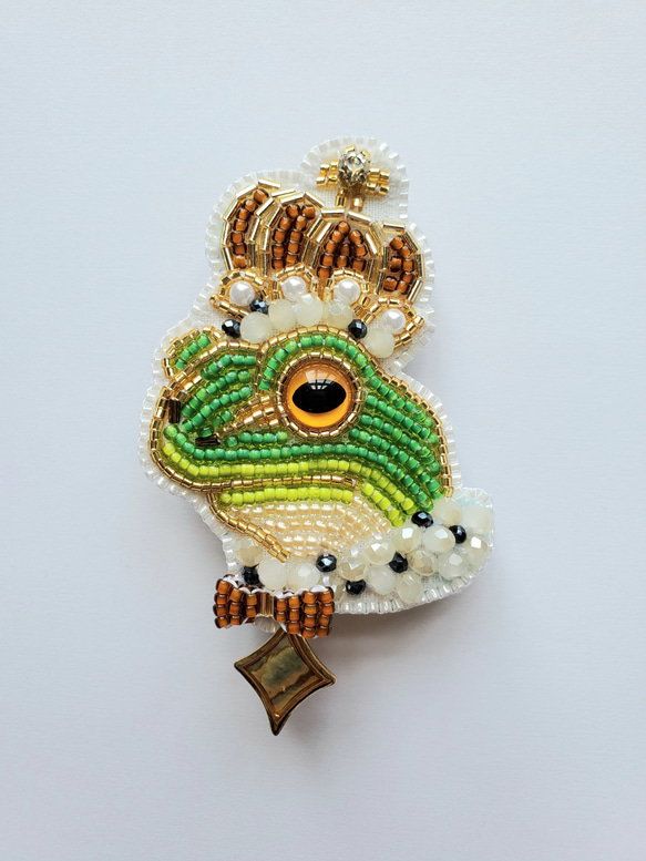 オーダー完成品　カエルの王様のビーズ刺繍ブローチ 2枚目の画像