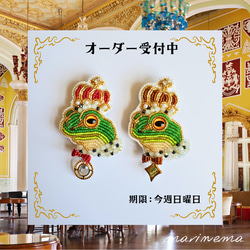 オーダー完成品 カエルの王様のビーズ刺繍ブローチ ブローチ まりねま