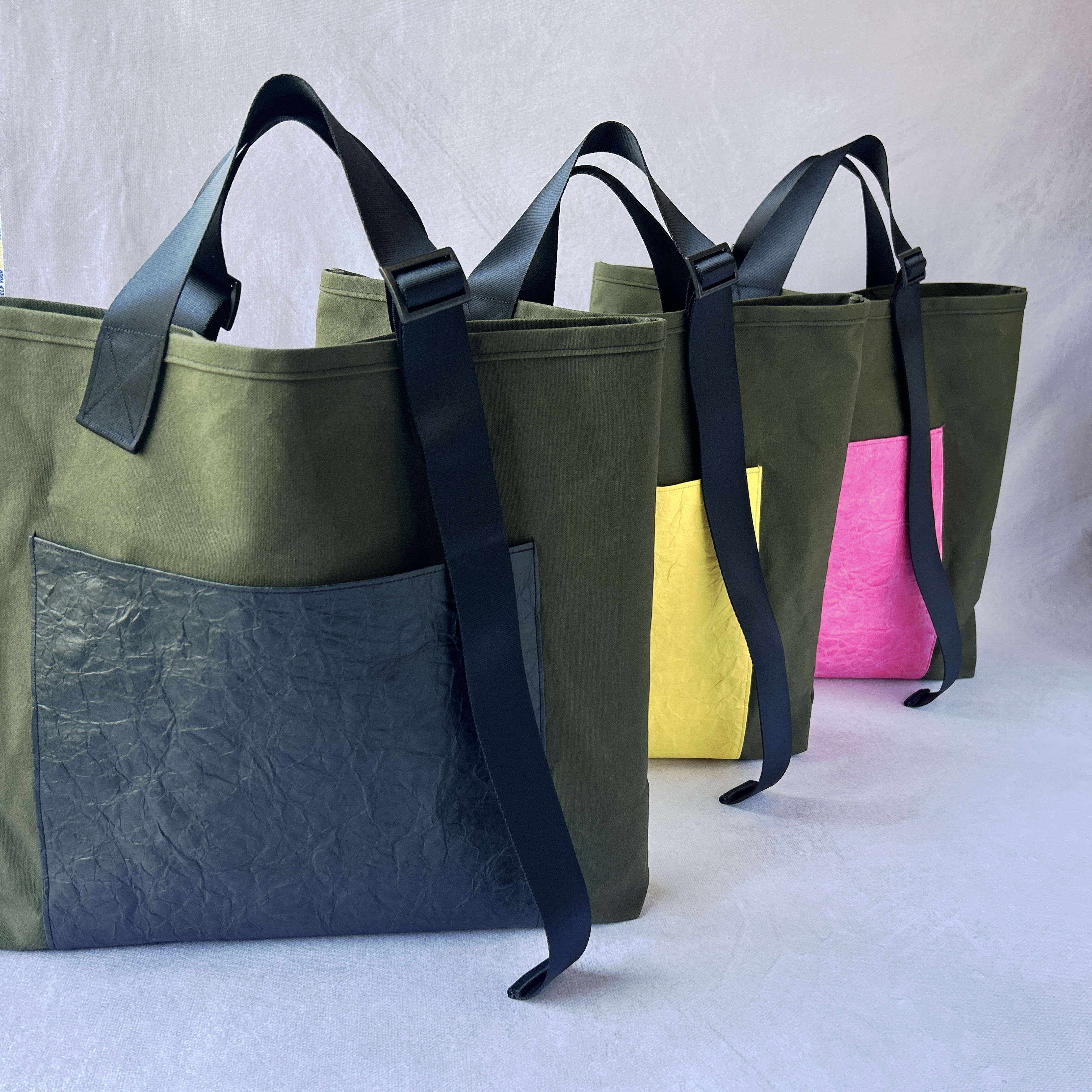 [アジャスターベルト]パラフィンキャンバストート　オリーブ×ピンク・イエロー・ブラック(シワ加工特殊軽量素材)