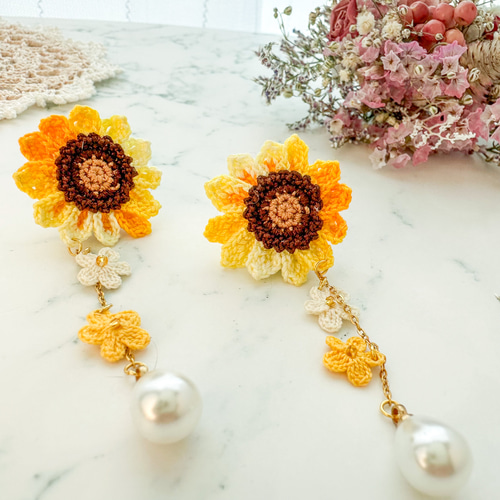 ひまわりと小花のピアス/イヤリング 夏 レース編み ピアス（スタッド