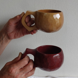 　白とパープルの一木彫りペアコーヒーカップ 1枚目の画像