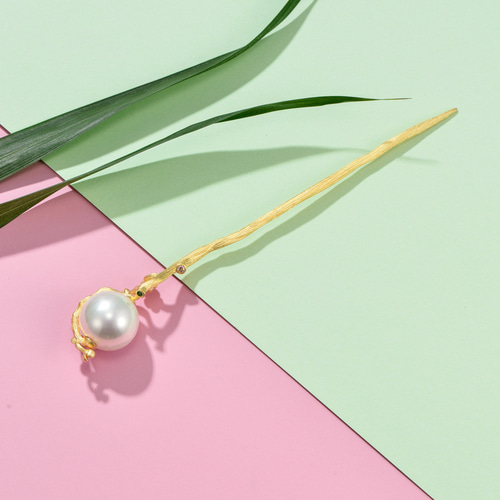 上品な梅の花と美しいパールのかんざし 大切な人への贈り物にぴったり 