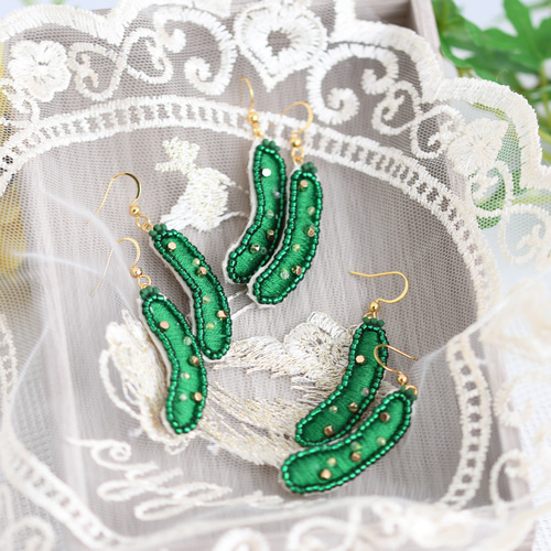 つぶつぶ 刺繍ビーズ×豹柄グリーン☆ピアス✳︎イヤリング 個性的